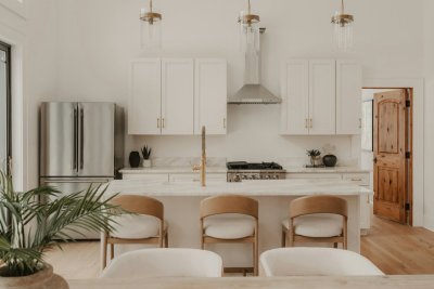 Brons en champagne verdringen zwart in de keuken